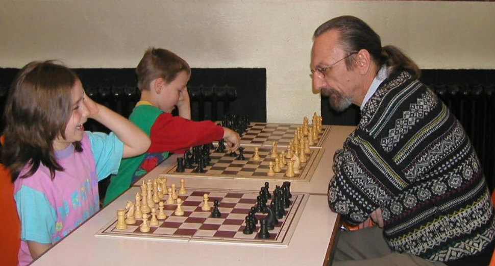 Franz-Josef beim Spiel mit 2 Kindern